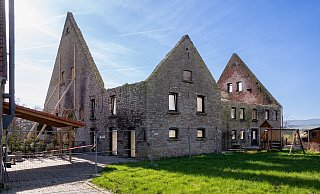 Die &Uuml;berreste des Wohnhauses bleiben weiter eingez&auml;unt. Die Grundmauern werden teilweise von Holzbalken gest&uuml;tzt, um ein Einst&uuml;rzen zu verhindern. Die R&uuml;ckst&auml;nde des Feuers sind un&uuml;bersehbar. - Raphael Bartling