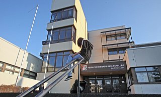 Das Felix-Fechenbach-Berufskolleg in Detmold ist ordentlich in die Jahre gekommen. Nach dem Willen der Kreispolitiker soll ein Generalplaner eine Entwursfplanung für eine Sanierung vorlegen. - Archivfoto: Vera gerstendorf-welle Das Felix-Fechenbach-Berufskolleg in Detmold ist ordentlich in die Jahre gekommen. Nach dem Willen der Kreispolitiker soll ein Generalplaner eine Entwursfplanung für eine Sanierung vorlegen. - Archivfoto: Vera gerstendorf-welle