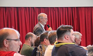 Udo Zippel, einer der Initiatoren des Bürgerbegehrens pro MVZ, spricht während der Ratssitzung am Donnerstagabend im Bürgerbegegnungszentrum Hohenhausen. - Jens Rademacher Udo Zippel, einer der Initiatoren des Bürgerbegehrens pro MVZ, spricht während der Ratssitzung am Donnerstagabend im Bürgerbegegnungszentrum Hohenhausen. - Jens Rademacher