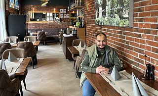 Hakan Aytekin sitzt im "Buongiorno" in der Krummen Straße. - Alexandra Schaller Hakan Aytekin sitzt im "Buongiorno" in der Krummen Straße. - Alexandra Schaller