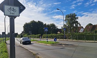 Der Geh-/Radweg an der Herforder Straße in Leopoldshöhe-Schuckenbaum in Höhe Friedhofsstraße. Auch der Fußgängerüberweg soll überarbeitet werden. - Carolin Brockmann-Förster Der Geh-/Radweg an der Herforder Straße in Leopoldshöhe-Schuckenbaum in Höhe Friedhofsstraße. Auch der Fußgängerüberweg soll überarbeitet werden. - Carolin Brockmann-Förster