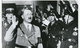 Nach den Hinweisen im Lemgoer Stadtarchiv soll diese historische Aufnahme den späteren Reichskanzler und -präsidenten Adolf Hitler auf dem Weg zu einer Wahlkampfrede in Lemgo im Jahr 1933 zeigen. - Stadtarchiv Lemgo/Archiv Ohle