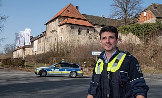 Der 39-jährige Polizeioberkommissar Daniel Tiedge übernimmt den Bezirksdienst-Posten im Extertal von Polizeihauptkommissar Uwe Potthast. - Sonja Thelaner / Polizei Lippe Der 39-jährige Polizeioberkommissar Daniel Tiedge übernimmt den Bezirksdienst-Posten im Extertal von Polizeihauptkommissar Uwe Potthast. - Sonja Thelaner / Polizei Lippe