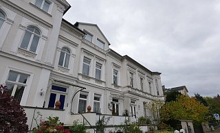Das Haus Gartenstraße 6 (mit der blau verglasten Tür) ist Teil einer einheitlich konzipierten Baugruppe. In ihm befand sich von 1939 bis 1942 die private jüdisches Volksschule Detmold, weil Schüler jüdischen Glaubens nach einem Erlass der damaligen Landesregierung Lippe reguläre Schulen nicht mehr besuchen durften. Später beherbergte das Haus ein jüdisches Altersheim. Eine im Bürgersteig verlegte "Stolperschwelle" darüber aufklären. - Jost Wolf Das Haus Gartenstraße 6 (mit der blau verglasten Tür) ist Teil einer einheitlich konzipierten Baugruppe. In ihm befand sich von 1939 bis 1942 die private jüdisches Volksschule Detmold, weil Schüler jüdischen Glaubens nach einem Erlass der damaligen Landesregierung Lippe reguläre Schulen nicht mehr besuchen durften. Später beherbergte das Haus ein jüdisches Altersheim. Eine im Bürgersteig verlegte "Stolperschwelle" darüber aufklären. - Jost Wolf