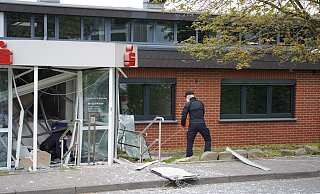 Spezialisten des LKA prüfen das Gebäude. - Freitag TV Spezialisten des LKA prüfen das Gebäude. - Freitag TV