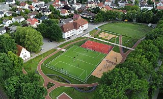 Der Bürgerpark Eichenallee von oben. Daneben gibt es noch freie Fläche, die zunächst für einen Wohnmobilhafen, dann aber für den Bau eines Ärztehauses im Gespräch war. Das ist erst einmal vom Tisch. Das Grundstück gehört der Stadt Lage, die jetzt das Projekt Wohnmobilhafen wieder verfolgen will. - Jörg Hagemann