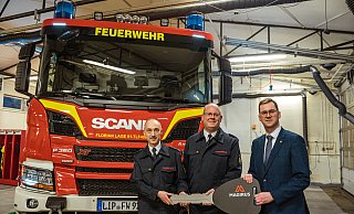 Übergabe: Einheitsführer Andreas Dieckmann, Benjamin Brinkmeyer (Leiter der Feuerwehr Lage) und Bürgermeister Matthias Kalkreuter (von links) mit dem symbolischen Schlüssel des Magirus-Fahrzeugs. - FreitagTV/Stock