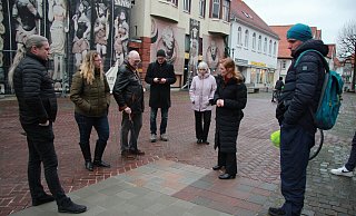 Berit Weber, Leiterin Stadtplanung, präsentiert mögliche Steine für die Pflasterung an Stift- und Schuhstraße. Zwei Alternativflächen hat die SEL vorbereitet. Die graue Fläche dient lediglich dazu, das Auslegemuster aufzuzeigen. - Katrin Kantelberg Berit Weber, Leiterin Stadtplanung, präsentiert mögliche Steine für die Pflasterung an Stift- und Schuhstraße. Zwei Alternativflächen hat die SEL vorbereitet. Die graue Fläche dient lediglich dazu, das Auslegemuster aufzuzeigen. - Katrin Kantelberg