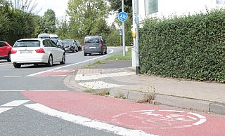 An der Herforder Straße sind bis zur Ecke Gosebrede die An der Herforder Straße sind bis zur Ecke Gosebrede die Radfahrstreifen bereits rot markiert, doch von der Kreuzung bis zur „Leuchte" nicht mehr. Eine weitere Einfärbung sei hier nicht notwendig, heißt es. - Carolin Brokmann(LZ)