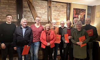 Ehrungen beim SPD-Ortsverein Lemgo: Lasse Huxoll (Vorsitzender), Jochen Pieper, Christian Bintz (stellv. Vorsitzender), Heike Busse (stellv. Vorsitzende), Reinhard Bertram, Willi Glatfeld, Dieter Attig, Helmut Pfeil, Liesel Kochsiek-Jakobfeuerborn und Wolfgang Tenberg (von links). - SPD Lemgo