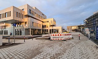 Die Sperren in Form von Pömpeln sind in der Campusallee in Höhe des Ostboulevards installiert. Die absenkbare Barriere muss noch "probegefahren" werden. - Nadine Uphoff