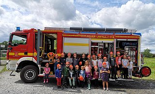 Vor dem großen Feuerwehrwagen haben sich die Teilnehmer der Ferienspiele aufgestellt. Ihnen wird gezeigt, was die Feuerwehr macht,, um im Notfall zu helfen.Foto: Freiwillige Feuerwehr Oerlinghausen - Freiwillige Feuerwehr Oerlinghausen Vor dem großen Feuerwehrwagen haben sich die Teilnehmer der Ferienspiele aufgestellt. Ihnen wird gezeigt, was die Feuerwehr macht,, um im Notfall zu helfen.Foto: Freiwillige Feuerwehr Oerlinghausen - Freiwillige Feuerwehr Oerlinghausen