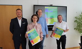 &Uuml;bers Thema Energie und Heizen informieren am Freitag, 20. September, in Kalletal Johann Warkentin von der Sparkasse Lemgo (von links), Yvone Carvalho von der Volksbank Bad Salzuflen, Michael Klocke vom gleichnamigen Kalletaler Baustoff-Handel und B&uuml;rgermeister Mario Hecker. - Jens Rademacher