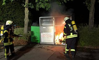 Die Feuerwehr hat einen Altkleidercontainer gelöscht. - Polizei Lippe