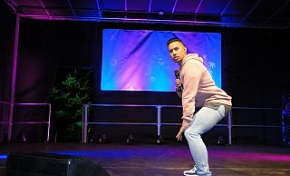 Comedian Tutty Tran setzt sich in Pose. - Hajo Gärtner Comedian Tutty Tran setzt sich in Pose. - Hajo Gärtner