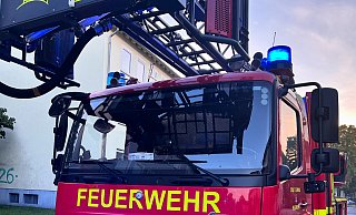 Die Drehleiter der Feuerwehr konnte den (vermeintlichen) Unglücksort kaum erreichen. - C.Rieks Die Drehleiter der Feuerwehr konnte den (vermeintlichen) Unglücksort kaum erreichen. - C.Rieks