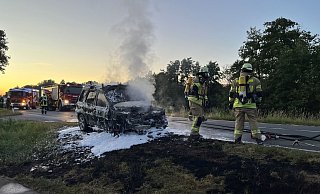 Die Feuerwehr bedeckt das Fahrzeug mit Schaum. - Feuerwehr Lügde
