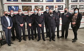 Mit der Feuerwehrspange des Landes NRW wurden insgesamt zehn Mitglieder der Kalletaler Feuerwehr für 25 und 35 Jahre im aktiven Dienst zum Teil in Abwesenheit geehrt. Das Foto zeigt die Geehrten mit Bürgermeister Mario Hecker (links), Kreisbrandmeister Wolfgang Kornegger (2. von links), Wehrführer Udo Knaup (3. von links) und Verwaltungsmitarbeiterin Andrea Batzer (rechts). - Sylvia Frevert(LZ)