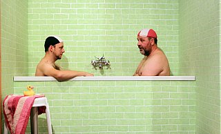 "Die Ente bleibt draußen" - lautet nur ein bekannter Satz aus "Herren im Bad". Hier nachgestellt vom Zimmertheater Detmold. - Zimmertheater Detmold e.V.