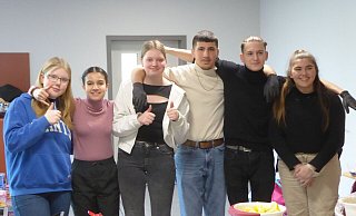 Das engagierte Team um Bahar Bulut (2. v.l.) und Ibrahim Akman (2.v.r.) der Johannes-Gigas-Schule. - Johannes-Gigas-Schule Das engagierte Team um Bahar Bulut (2. v.l.) und Ibrahim Akman (2.v.r.) der Johannes-Gigas-Schule. - Johannes-Gigas-Schule
