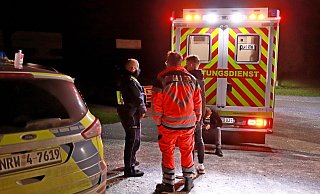 Rettungssanitäter und Daniel Dreyer (links) sorgen sich um den Gesundheitszustand eines 22-Jährigen (rechts, sitzend). Wenig später zeigt er völlig ohne Behandlung keine Symptome mehr. - Knut Dinter Rettungssanitäter und Daniel Dreyer (links) sorgen sich um den Gesundheitszustand eines 22-Jährigen (rechts, sitzend). Wenig später zeigt er völlig ohne Behandlung keine Symptome mehr. - Knut Dinter