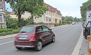 Wenn nicht gerade Ferien sind, halten vor der August-Hermann-Francke-Grundschule an der Regenstorstraße in Lemgo mittags mehrere Busse, um die Kinder von der Schule abzuholen und nach Hause zu bringen. Die Feuerwehrleute kommen nach eigenen Aussagen dann manchmal nur schwer durch die Straße. - Nadine Uphoff