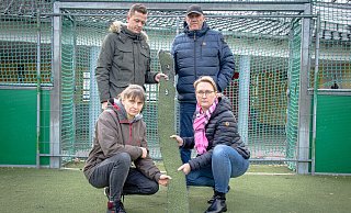 Sascha Sperling (Förderverein, oben links), Martin Köller (VfL Hiddesen), Stefanie Gutzeit (Vorsitzende Lehrerrat, unten links) und Stefanie Biere (Vorsitzende Elternpflegschaft) sind erschüttert über die wiederkehrenden Vandalismus-Vorfälle an der Grundschule Hiddesen. Dieses Mal haben Wüstlinge den Kunstrasen des Kleinspielfeldes zerschnitten. - Raphael Bartling Sascha Sperling (Förderverein, oben links), Martin Köller (VfL Hiddesen), Stefanie Gutzeit (Vorsitzende Lehrerrat, unten links) und Stefanie Biere (Vorsitzende Elternpflegschaft) sind erschüttert über die wiederkehrenden Vandalismus-Vorfälle an der Grundschule Hiddesen. Dieses Mal haben Wüstlinge den Kunstrasen des Kleinspielfeldes zerschnitten. - Raphael Bartling