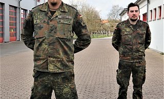 Oberstabsgefreiter Christopher Kahs (vorne) und Hauptgefreiter Alex Schröder kamen einer Autofahrerin auf der Nordstraße in Horn zur Hilfe. Beide unterstützen in Corona-Zeiten das Gesundheitsamt des Kreises bei der Kontaktnachverfolgung. - Bundeswehr / Martin Waltemathe Oberstabsgefreiter Christopher Kahs (vorne) und Hauptgefreiter Alex Schröder kamen einer Autofahrerin auf der Nordstraße in Horn zur Hilfe. Beide unterstützen in Corona-Zeiten das Gesundheitsamt des Kreises bei der Kontaktnachverfolgung. - Bundeswehr / Martin Waltemathe