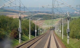 Die ICE-Schnellfahrstrecke Köln-Rhein/Main: Diesen Ausbaustandard soll nach den Plänen der Bahn auch die künftige Verbindung von Bielefeld nach Hannover haben. - Deutsche Bahn AG/Volker Emersleben Die ICE-Schnellfahrstrecke Köln-Rhein/Main: Diesen Ausbaustandard soll nach den Plänen der Bahn auch die künftige Verbindung von Bielefeld nach Hannover haben. - Deutsche Bahn AG/Volker Emersleben
