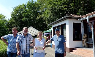 Freuen sich über die gelungene Renovierung: Frank Wiehemeier (1. Vorsitzender), Ralf Kaufeld (2. Vorsitzender), Marlen Schierholz (Kassiererin) und Matthias Tölle (Schriftführer, von links). - Rudi Rudolph