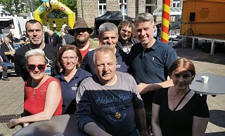 Freuen sich über das Besucher-Interesse an der Ahrtal-Benefiz-Veranstaltung: (vorn von links) Lisa Redecker (Organisatorin), Anja Bernards (Winzergenossenschaft), Uwe Krüger (Organisator), Birgit Weinland (Organisatorin) und (hinten von links) Sascha Fricke und Christian Richter (ehrenamtliche Helfer im Ahrtal), Mike Preussner (Winzergenossenschaft), Jan Naumann (Organisator) und Gast-Redner Anthony Robert Lee. - Sylvia Frevert Freuen sich über das Besucher-Interesse an der Ahrtal-Benefiz-Veranstaltung: (vorn von links) Lisa Redecker (Organisatorin), Anja Bernards (Winzergenossenschaft), Uwe Krüger (Organisator), Birgit Weinland (Organisatorin) und (hinten von links) Sascha Fricke und Christian Richter (ehrenamtliche Helfer im Ahrtal), Mike Preussner (Winzergenossenschaft), Jan Naumann (Organisator) und Gast-Redner Anthony Robert Lee. - Sylvia Frevert