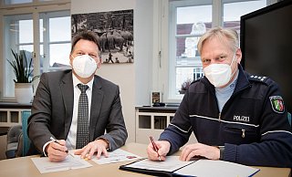Bürgermeister Frank Hilker (links) und Wachleiter Dr. Matthias Wendtland unterzeichnen die Ordnungspartnerschaft im Detmolder Rathaus. - Stadt Detmold/Torben Gocke Bürgermeister Frank Hilker (links) und Wachleiter Dr. Matthias Wendtland unterzeichnen die Ordnungspartnerschaft im Detmolder Rathaus. - Stadt Detmold/Torben Gocke