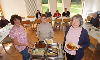 Susanne Koch (von links), Karola Durgeloh und Claudia richten das Essen auf den Tellern an. Manuela Todt-Reker (hinten, 2. von links) und Gudrun Tauer (rechts daneben) haben sich beim Mittagstisch kennengelernt. Zwischen ihnen ist eine Freundschaft entstanden. - Michaela Weiße