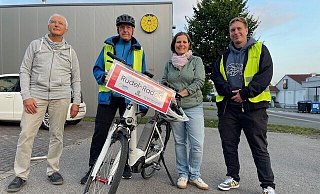 Erfolgreiche Premiere des Rudel-Radelns 2024 in Bad Salzuflen wareine gemeinsame Kampagne vom Mobilitätsteam um (von links): Ralf Plewnia (BUND,Vorstand Ortsgruppe Bad Salzuflen), Wolfgang Buschkamp, (ADFC, LeitungOrtsgruppe Bad Salzuflen), Susanne Lübker (Klimaschutzbeauftragte Stadt BadSalzuflen) und Sebastian Baving (Radverkehrsbeauftragter Stadt Bad Salzuflen). - Stadt Bad Salzuflen Erfolgreiche Premiere des Rudel-Radelns 2024 in Bad Salzuflen wareine gemeinsame Kampagne vom Mobilitätsteam um (von links): Ralf Plewnia (BUND,Vorstand Ortsgruppe Bad Salzuflen), Wolfgang Buschkamp, (ADFC, LeitungOrtsgruppe Bad Salzuflen), Susanne Lübker (Klimaschutzbeauftragte Stadt BadSalzuflen) und Sebastian Baving (Radverkehrsbeauftragter Stadt Bad Salzuflen). - Stadt Bad Salzuflen