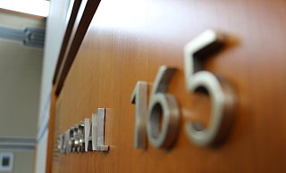 Ein 25-Jähriger aus Horn-Bad Meinberg muss sich derzeit wegen Vergewaltigungs- und Bedrohungsvorwürfen zum Nachteil mehrerer Frauen vor dem Landgericht verantworten. - Janet König