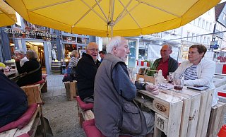 Dieter Stockmeyer, Günther Stukenbrok, Toni und Dorothee Schneider (von links) fühlen sich wohl in Strates Baustellen-Biergarten in der Langen Straße. - Jost Wolf Dieter Stockmeyer, Günther Stukenbrok, Toni und Dorothee Schneider (von links) fühlen sich wohl in Strates Baustellen-Biergarten in der Langen Straße. - Jost Wolf