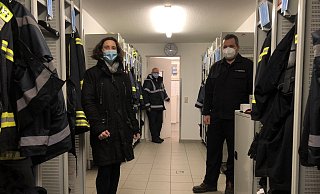 Lemgos Feuerwehrchef Klaus Wegener (Mitte) stößt die Tür zur Erweiterung auf - hinter den heutigen Duschen soll angebaut werden, wie Architektin Regine Schmelzer geplant hat. Löschgruppenführer Philipp Heidrich sieht einen Riesengewinn für seine Truppe. - Till Brand