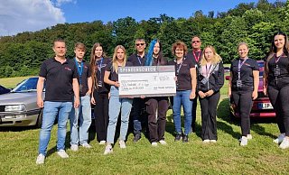 Spendenübergabe zwischen Audi-Freunden und SOS-Kinderdorf-Mitarbeitern. - Fotorechte: SOS-Kinderdorf