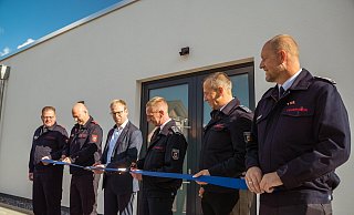 Weihen den Anbau des Feuerwehrgerätehauses ein: Stefan Bruns (stv. Einheitsführer Barntrup), Robert Bernhagen (stv. Einheitsführet Barntrup), Borris Ortmeier, Ian Thomi (stv. Leiter der Feuerwehr), Stefan Jakob (Leiter der Feuerwehr), Emil Hein (stv. Leiter der Feuerwehr) . - FreitagTV Weihen den Anbau des Feuerwehrgerätehauses ein: Stefan Bruns (stv. Einheitsführer Barntrup), Robert Bernhagen (stv. Einheitsführet Barntrup), Borris Ortmeier, Ian Thomi (stv. Leiter der Feuerwehr), Stefan Jakob (Leiter der Feuerwehr), Emil Hein (stv. Leiter der Feuerwehr) . - FreitagTV