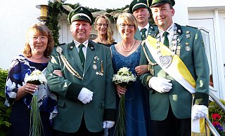 Die Hummerse Königsgesellschaft mit (von links) Conny Werner, Björn Gerke, Ina Ostermann, Königin Dagmar Gerke, Rainer Ostermann, König Elmar Reker. - Rudi Rudolph Die Hummerse Königsgesellschaft mit (von links) Conny Werner, Björn Gerke, Ina Ostermann, Königin Dagmar Gerke, Rainer Ostermann, König Elmar Reker. - Rudi Rudolph