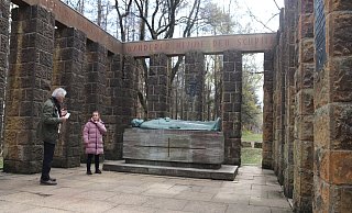 Bei der Aufarbeitung der Geschichte könne auch das St. Hedwigshaus Hilfestellung leisten, meint sein früherer Leiter, Johannes Stefan Müller (links). „Wir haben gute Kontakte zur Landeszentrale für Politische Bildung", sagte er bei einem Rundgang mit der Mitarbeiterin Viktoria Siedenhans. - Knut Dinter Bei der Aufarbeitung der Geschichte könne auch das St. Hedwigshaus Hilfestellung leisten, meint sein früherer Leiter, Johannes Stefan Müller (links). „Wir haben gute Kontakte zur Landeszentrale für Politische Bildung", sagte er bei einem Rundgang mit der Mitarbeiterin Viktoria Siedenhans. - Knut Dinter