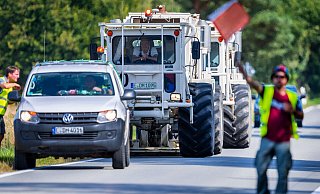 Ein Vibro-Truck auf sammelt auf einer Messfahrt erste Daten über die mögliche Nutzung von Erdwärme. - Jens Büttner/dpa Ein Vibro-Truck auf sammelt auf einer Messfahrt erste Daten über die mögliche Nutzung von Erdwärme. - Jens Büttner/dpa