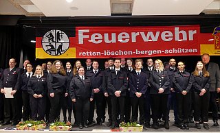 Die Feuerwehr Barntrup hat einige Beförderungen und Ehrungen ausgesprochen. - Rudi Rudolf