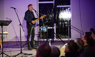 Die Zuhörer lauschen im Gemeindezentrum der Musik von Albert Frey. - Nicole Ellerbrake Die Zuhörer lauschen im Gemeindezentrum der Musik von Albert Frey. - Nicole Ellerbrake