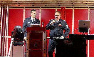 Löschgruppenführer Christoph Paier (links) und Lars-Uwe Brede, Leiter der Feuerwehr Lemgo, hielten je eine Laudatio auf die Löschgruppe Brake. - Rudi Rudolph