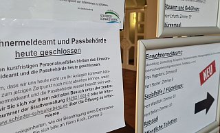Anders ging es nicht: Die Stadt Schieder-Schwalenberg musste das Einwohnermeldeamt vorübergehend schließen. Für diese Woche hofft die Verwaltungsspitze, dass sich die Lage entspannt. - Marianne Schwarzer Anders ging es nicht: Die Stadt Schieder-Schwalenberg musste das Einwohnermeldeamt vorübergehend schließen. Für diese Woche hofft die Verwaltungsspitze, dass sich die Lage entspannt. - Marianne Schwarzer