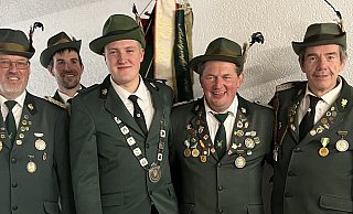 Freuen sich aufs Schützenfest: (von links) Oberst Hartmut Rissiek, Dennis Steinmeier (Fahnenabordnung), Schützenkönig Malte Wiehemeier, der erste Vorsitzende Jörg Wagner und Major Ralf Wiehemeier. - Schützen Harzberg-Glashütte Freuen sich aufs Schützenfest: (von links) Oberst Hartmut Rissiek, Dennis Steinmeier (Fahnenabordnung), Schützenkönig Malte Wiehemeier, der erste Vorsitzende Jörg Wagner und Major Ralf Wiehemeier. - Schützen Harzberg-Glashütte