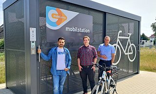Freuen sich über die sicheren Abstellplätze: Sadik Cakmak, Sebastian Baving und Bürgermeister Dirk Tolkemitt an der Mobilstation. - Stadt Bad Salzuflen Freuen sich über die sicheren Abstellplätze: Sadik Cakmak, Sebastian Baving und Bürgermeister Dirk Tolkemitt an der Mobilstation. - Stadt Bad Salzuflen