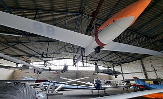 Die vielen Hallen rund um den Flugplatz sind auch bestückt mit Fliegern unter der Decke. - Oliver König
