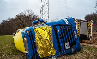 Die Feuerwehr schützte die Öffnungen an der Dachluke sowie Frontscheibe provisiorisch mit Rettungsdecken. - Freitag TV